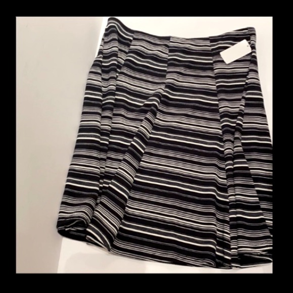 💟 Sale 2/$15 💟 🆕 Black & White Stripes A-Line Stretch Skirt - Picture 1 of 5